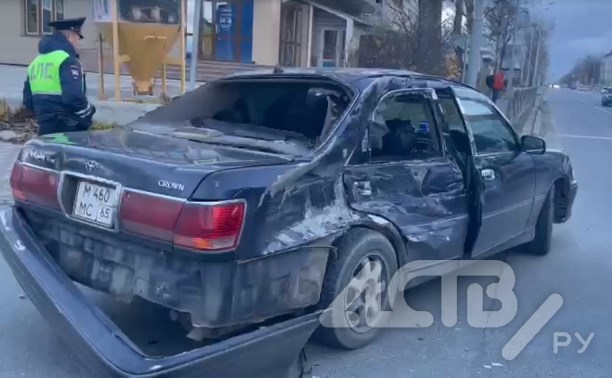 "Бочина" в мясо: Toyota Crown и бетономешалка столкнулись в Южно-Сахалинске
