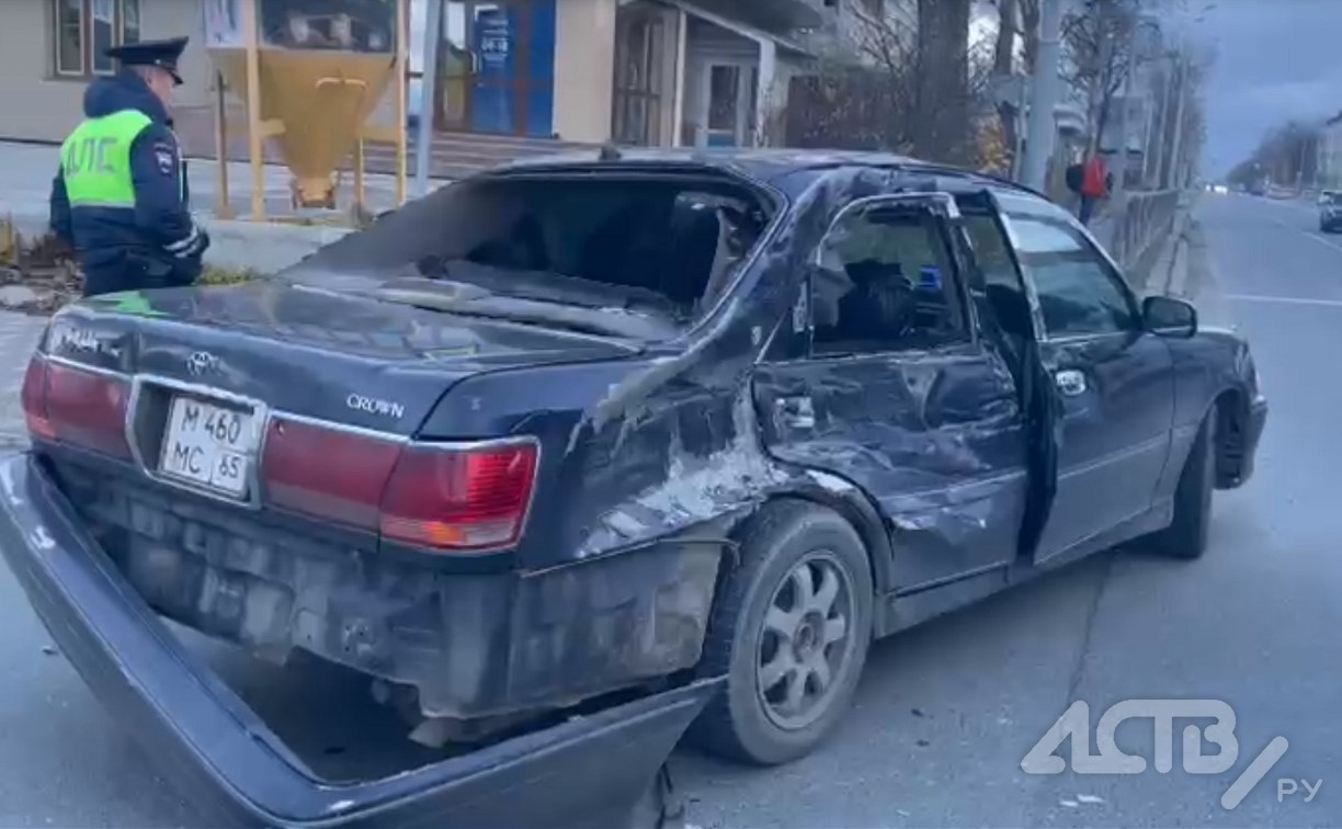 "Бочина" в мясо: Toyota Crown и бетономешалка столкнулись в Южно-Сахалинске