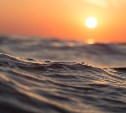  С горящей в Японском море рыболовной шхуны эвакуировались на плотах 17 человек