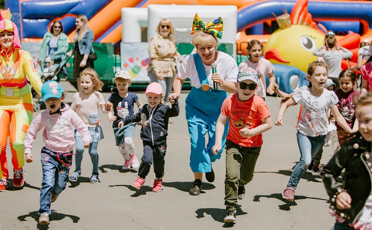 Островных детей бесплатно покатают на каруселях в парке Южно-Сахалинска