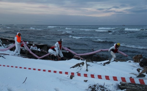Установку бонов и сбор загрязненного нефтепродуктами грунта ведут в Невельске сахалинские спасатели