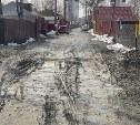 После прокладки газовых труб в одном из районов Южно-Сахалинска дорога превратилась в болото