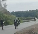 Подростки устроили опасные мотогонки на Холмском перевале