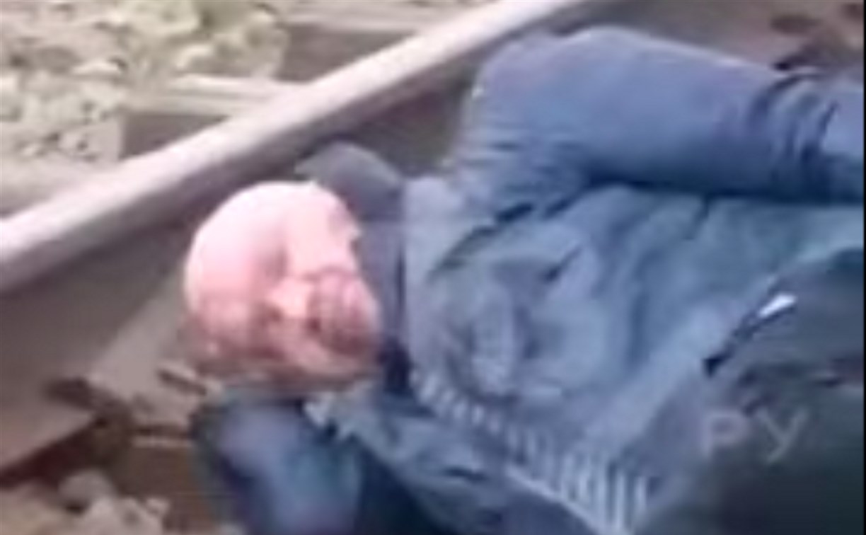"Вот это мне смену сдали": работницу ЖД-станции на Сахалине удивил спящий на рельсах мужик