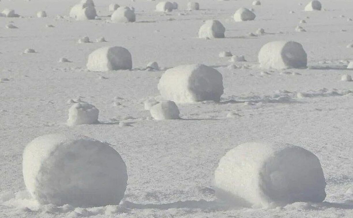 В камчатском аэропорту снег свернулся в рулоны