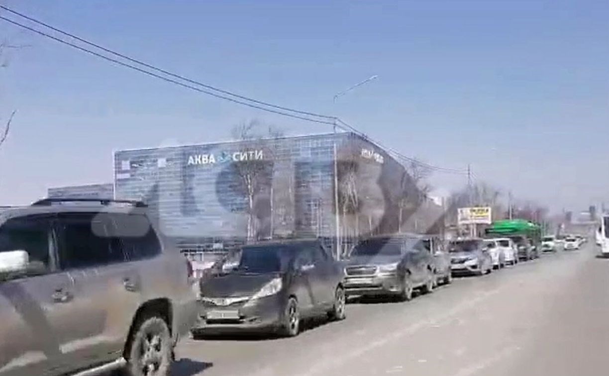 Пробка от "Аква-Сити": жители Южно-Сахалинска массово поехали за город