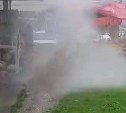 "Горячий дождь?": в Южно-Сахалинске из-под земли начал внезапно бить "гейзер"