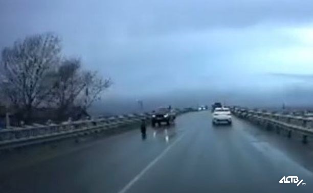 Колесо на ходу отвалилось от автомобиля на виадуке в Южно-Сахалинске