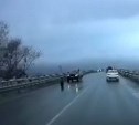Колесо на ходу отвалилось от автомобиля на виадуке в Южно-Сахалинске