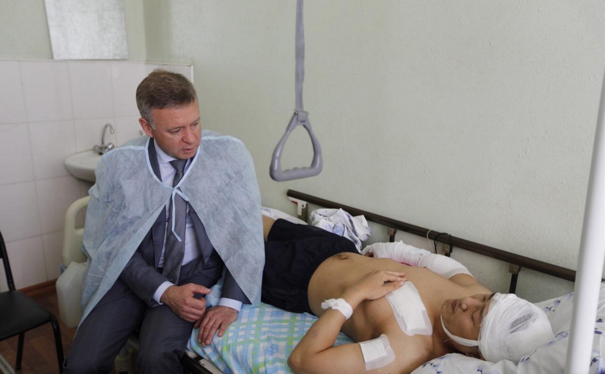 Сергей Надсадин навестил в больнице пострадавшего от нападения сотрудника мэрии в Южно-Сахалинске