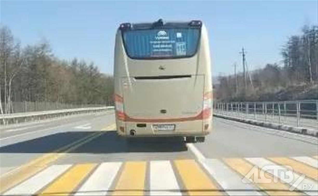 "Нас не догонят": рейсовый автобус на огромной скорости промчал пассажиров на юге Сахалина