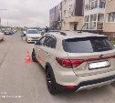 На Сахалине пьяный мужчина на служебном грузовике подмял две легковушки на парковке
