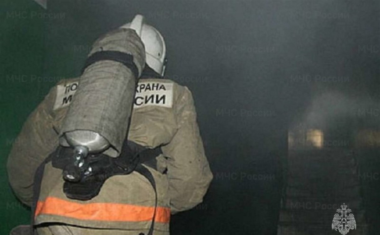 Люди эвакуировались из горящего дома в Южно-Сахалинске Люди эвакуировались из горящего дома в Южно-Сахалинске
