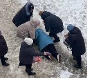 Следком проводит проверку по факту травмирования женщины в Поронайске от сошедшей с крыши наледи