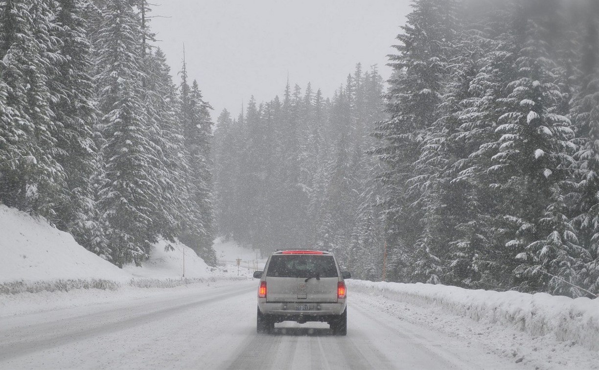 С 14:00 из-за усиления метели закрывают охотскую трассу для всех видов транспорта