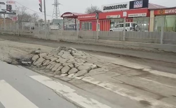 "Халка выпустили погулять": дорога в Южно-Сахалинске пошла буграми