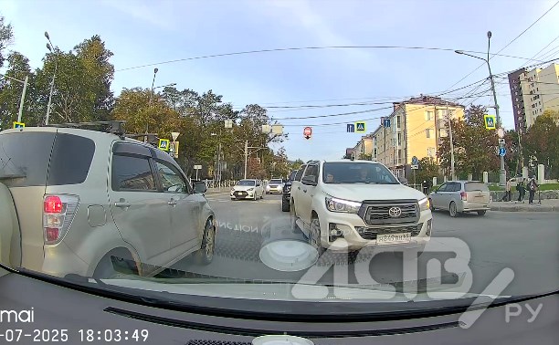 Южносахалинку возмутило "наглейшее поведение" автомобилиста на перекрёстке
