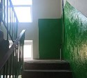 После обращения к прокурору сахалинка добилась ремонта в подъезде своего дома