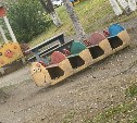 "Самый грустный детский сад": в сахалинском селе родители требуют заменить 40-летние карусели
