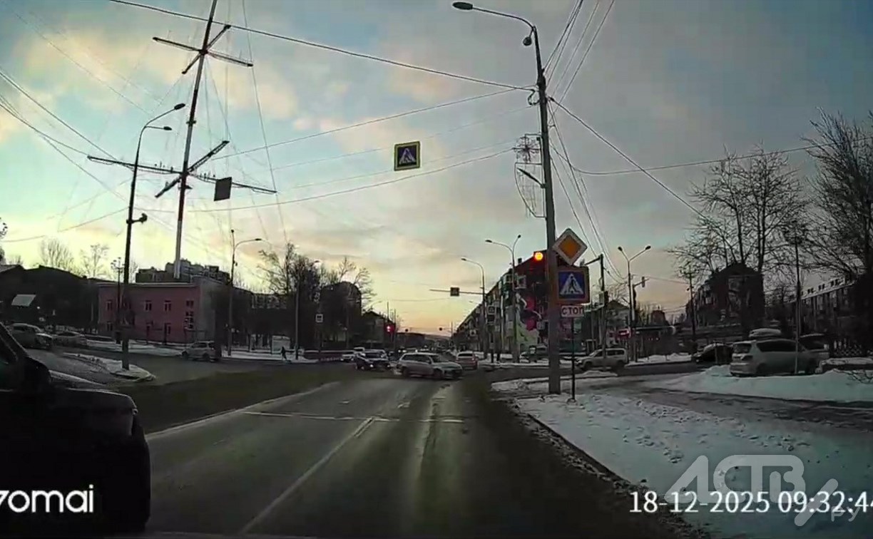 Момент жёсткого ДТП на перекрёстке в Южно-Сахалинске попал на видео