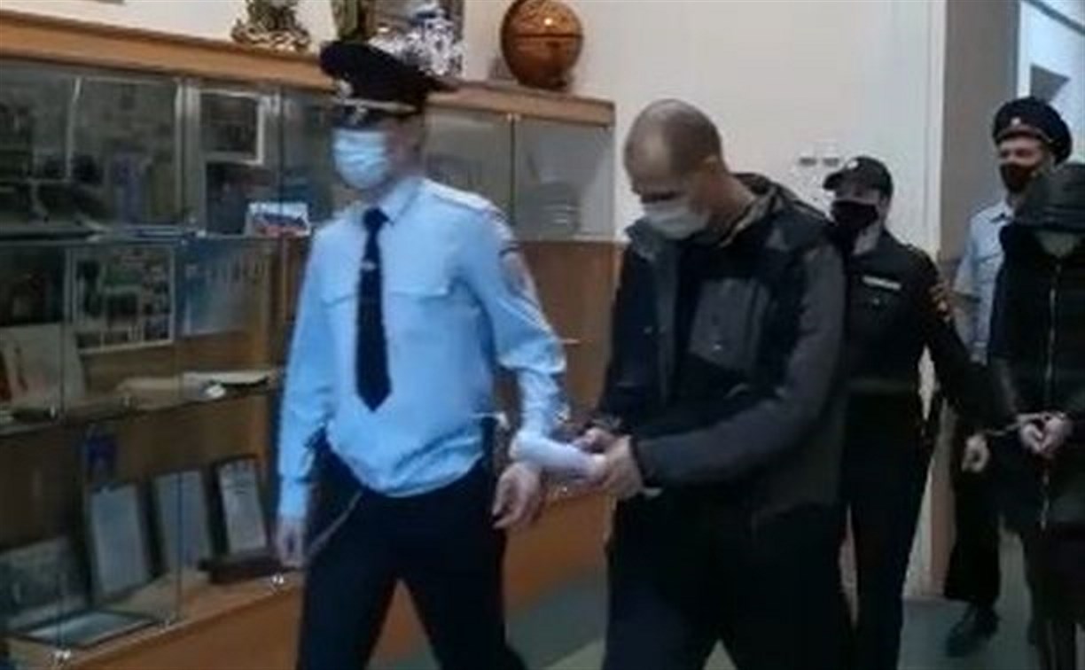 В Сахалинский областной суд конвоировали обвиняемых в убийстве 8-летней Вики Т.