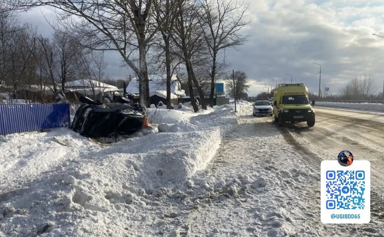 Внедорожник на Сахалине во время ДТП упал на крышу и едва не снёс забор