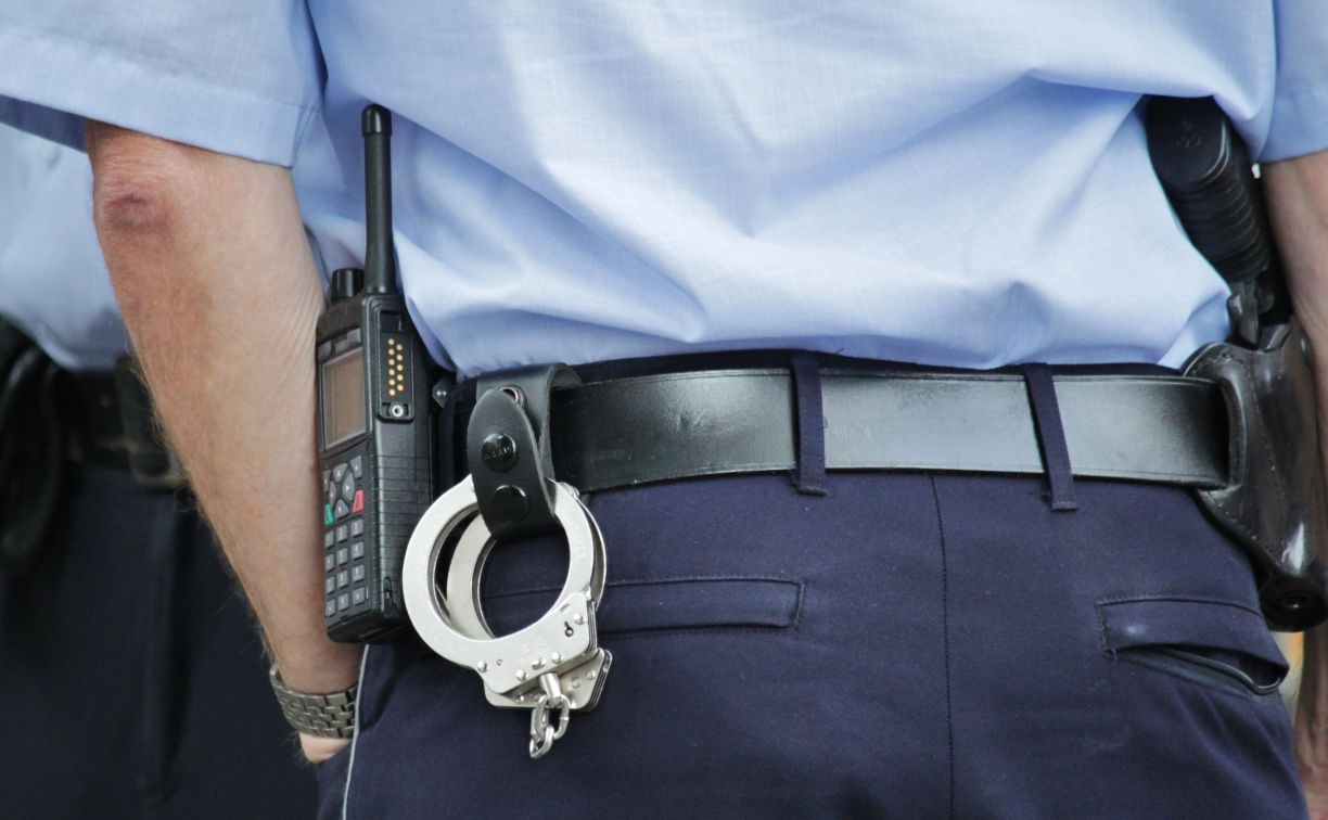Троих правоохранителей на Сахалине подозревают в превышении полномочий