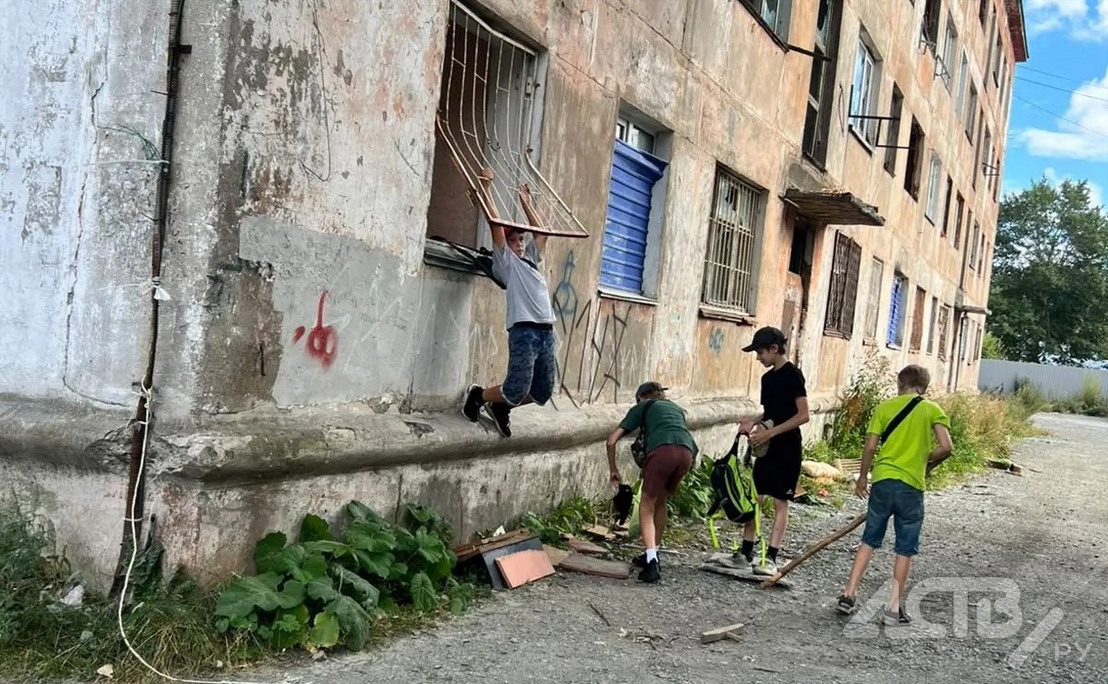 Школьники "распечатали" заброшку в центре Южно-Сахалинска и устроили там площадку для игр