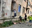 Школьники "распечатали" заброшку в центре Южно-Сахалинска и устроили там площадку для игр