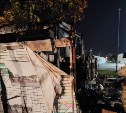 В горпарке Южно-Сахалинска загорелась пристройка