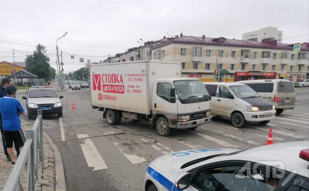 Очевидцев наезда грузовика на женщину продолжают искать в Южно-Сахалинске