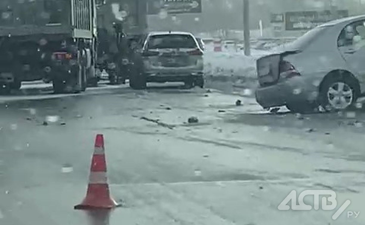 Последствия ДТП с участием самосвала сняли на видео в Южно-Сахалинске 