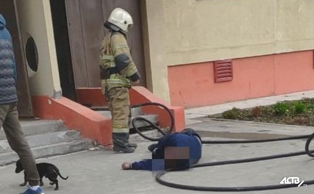 Мусор горел в подвале пятиэтажки в Южно-Сахалинске
