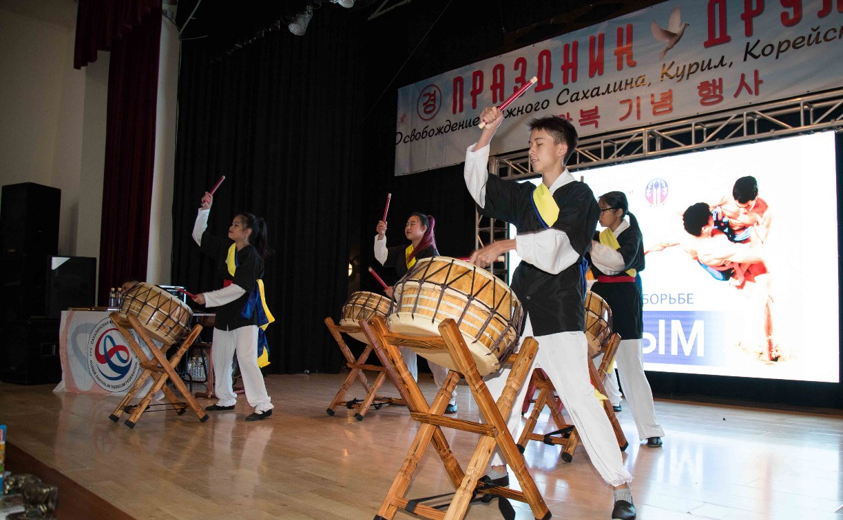 На Сахалине победитель фестиваля корейской борьбы ссирым выиграл живого теленка