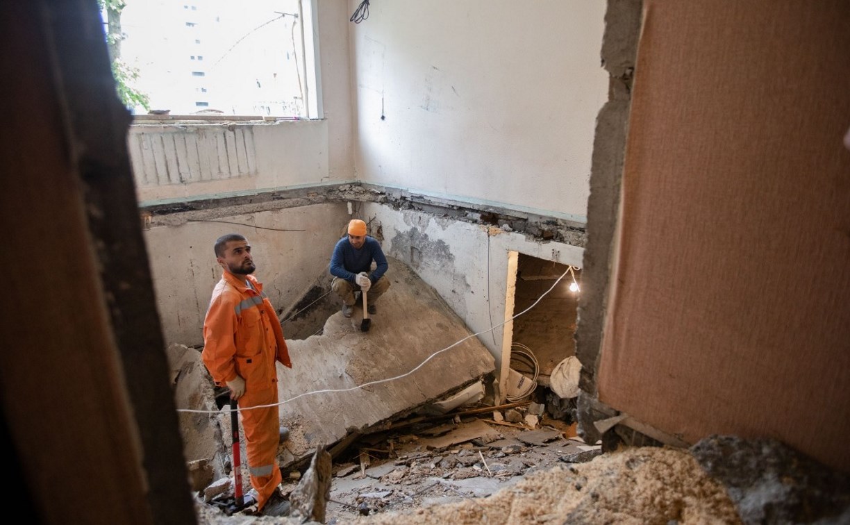 В Южно-Сахалинске рабочие готовят к реконструкции пострадавший дом на Поповича