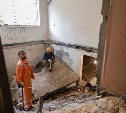 В Южно-Сахалинске рабочие готовят к реконструкции пострадавший дом на Поповича