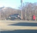 Внедорожник повис на дорожном ограждении на выезде из Южно-Сахалинска