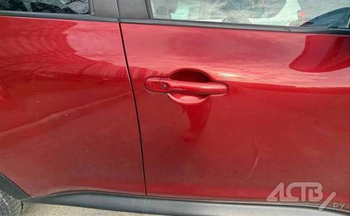 Неизвестный врезался в припаркованный Nissan Juke и скрылся с места ДТП в Южно-Сахалинске