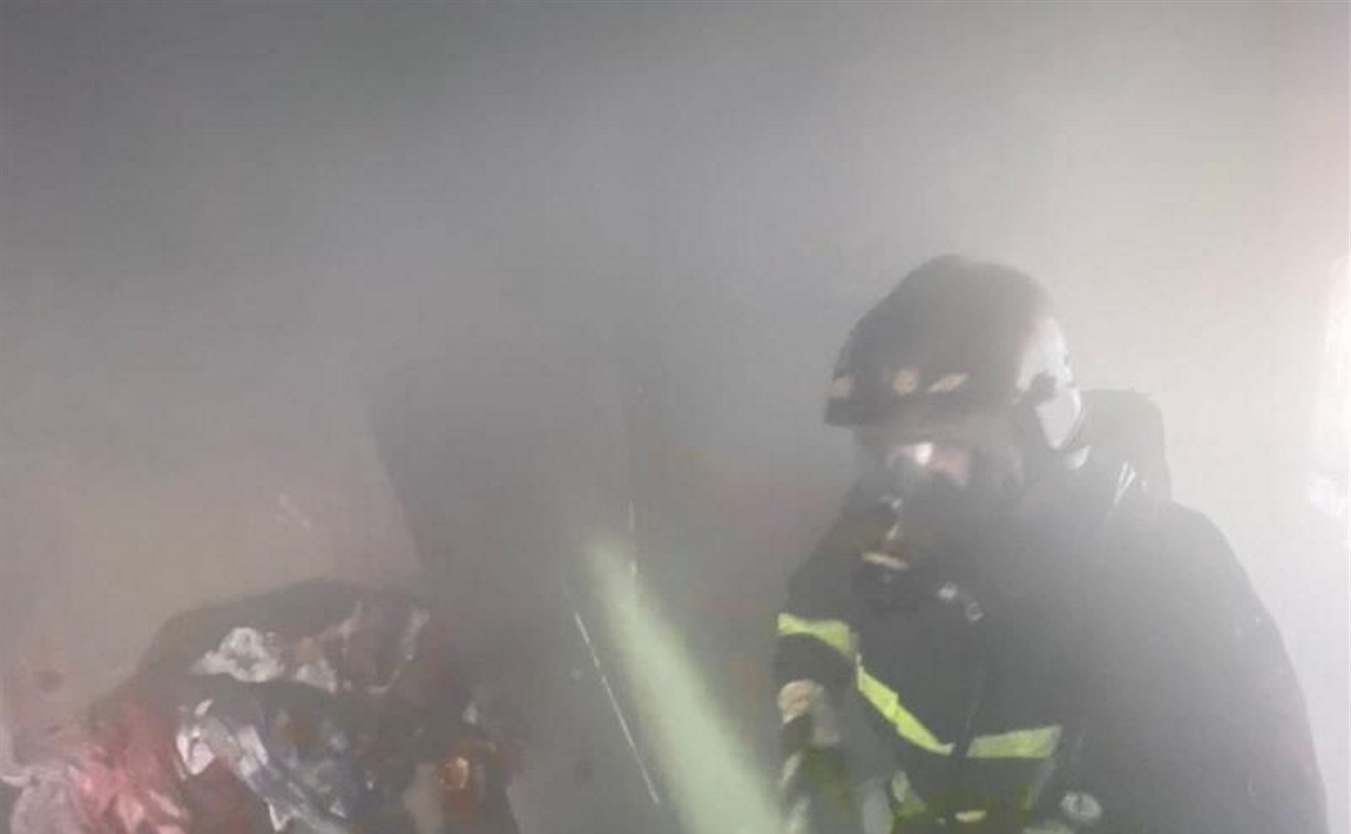 Горели вещи и мусор: пожар вновь тушили в расселённой многоэтажке в Охе