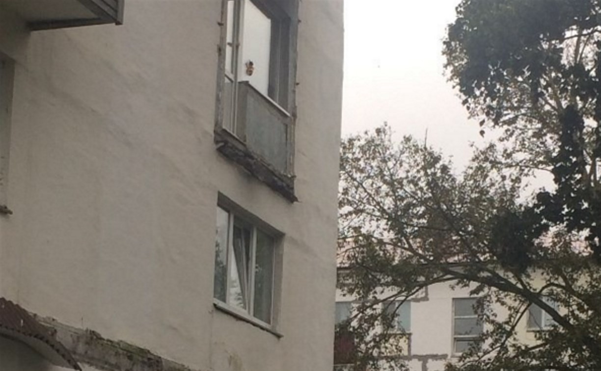Обвалившийся с двумя женщинами балкон в Корсакове не обследовали 10 лет