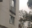 Обвалившийся с двумя женщинами балкон в Корсакове не обследовали 10 лет