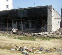 В Охе два года не могут демонтировать аварийное здание, в котором погиб ребенок