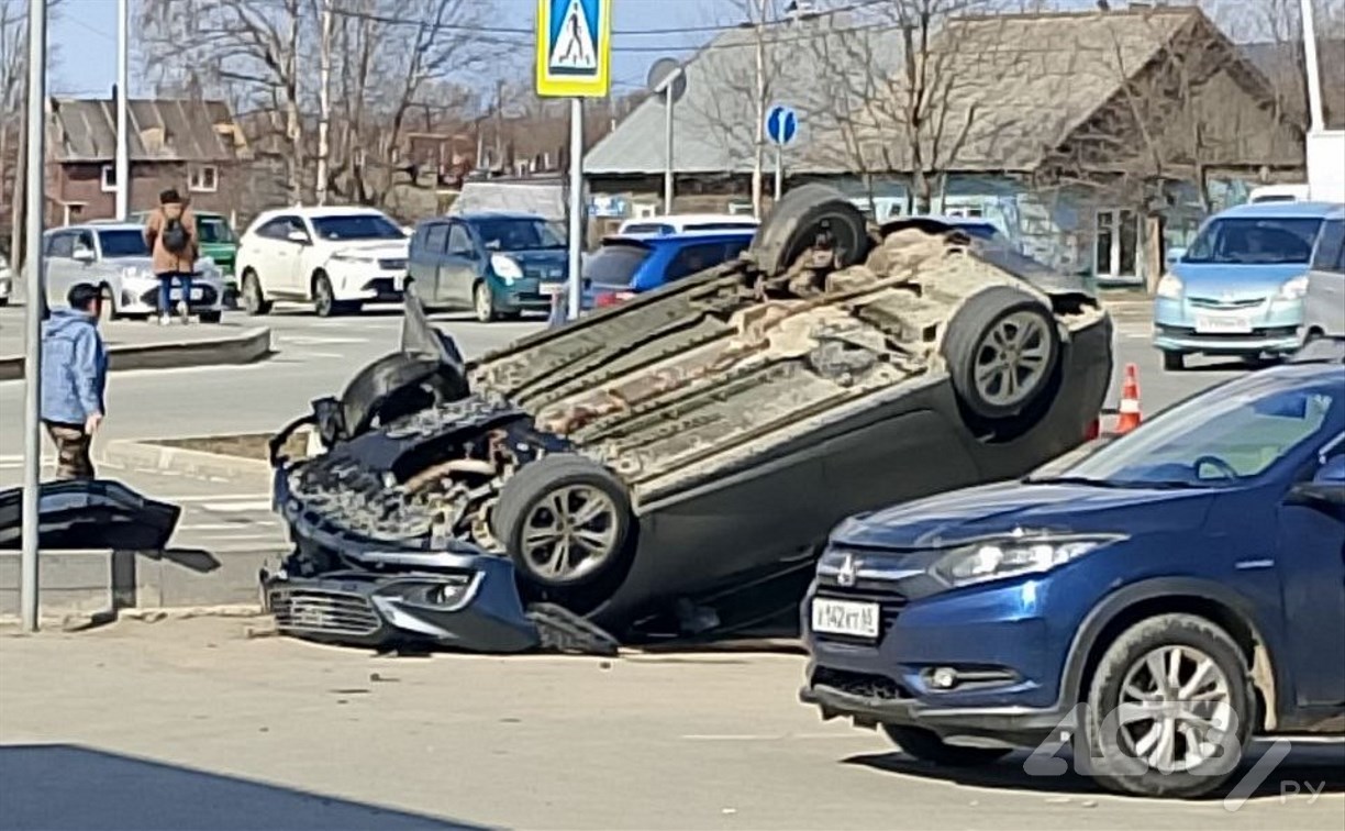 Автомобиль вылетел с кольца и лег на крышу после ДТП в Южно-Сахалинске 