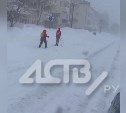 Южносахалинцы в метель ходят по городу на лыжах - видео