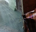 В Южно-Сахалинске подтопленный подвал в многоэтажке засыпали опилками, но это не помогло