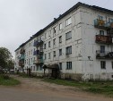 Мёртвого мужчину нашли на земле около дома в Александровск-Сахалинском районе