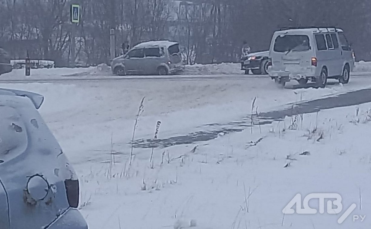 В Южно-Сахалинске автомобиль попал в ДТП, уходя от столкновения на скользкой дороге