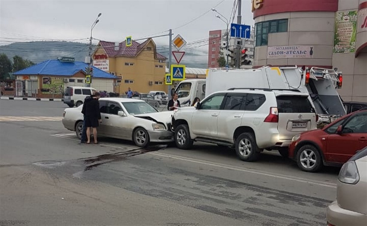 Toyota Crown врезалась в два автомобиля в Южно-Сахалинске
