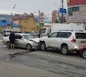 Toyota Crown врезалась в два автомобиля в Южно-Сахалинске