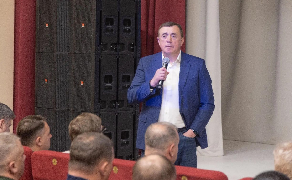 Дополнительные рейсы, круглосуточная медпомощь и общественный контроль за дорогами: Валерий Лимаренко встретился с жителями Шикотана